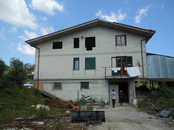 STRUTTURE AGRICOLE VIA PERRIZZONI MONTEFREDANE AV - MONTEFREDANE — foto 3