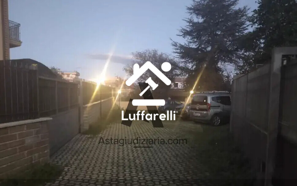 Immagine di GARAGE / POSTO AUTO VIA MOTTA SANT’ANASTASIA N. 72 – ROMA
