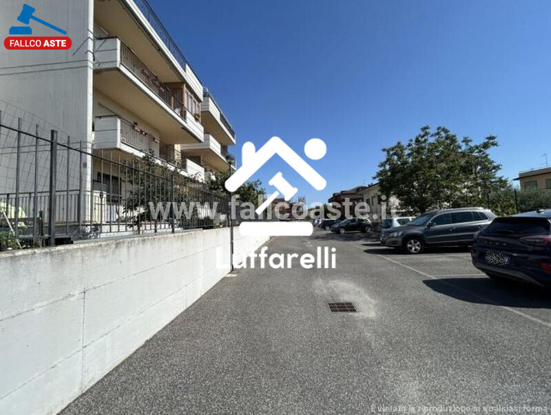 Immagine di GARAGE / POSTO AUTO VIA POLLUTRI – ROMA