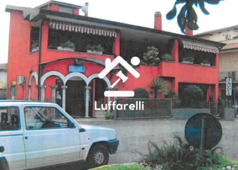 NEGOZIO O LOCALE COMMERCIALE PIAZZA MARTIRI DELLA LIBERTÀ - LARIANO