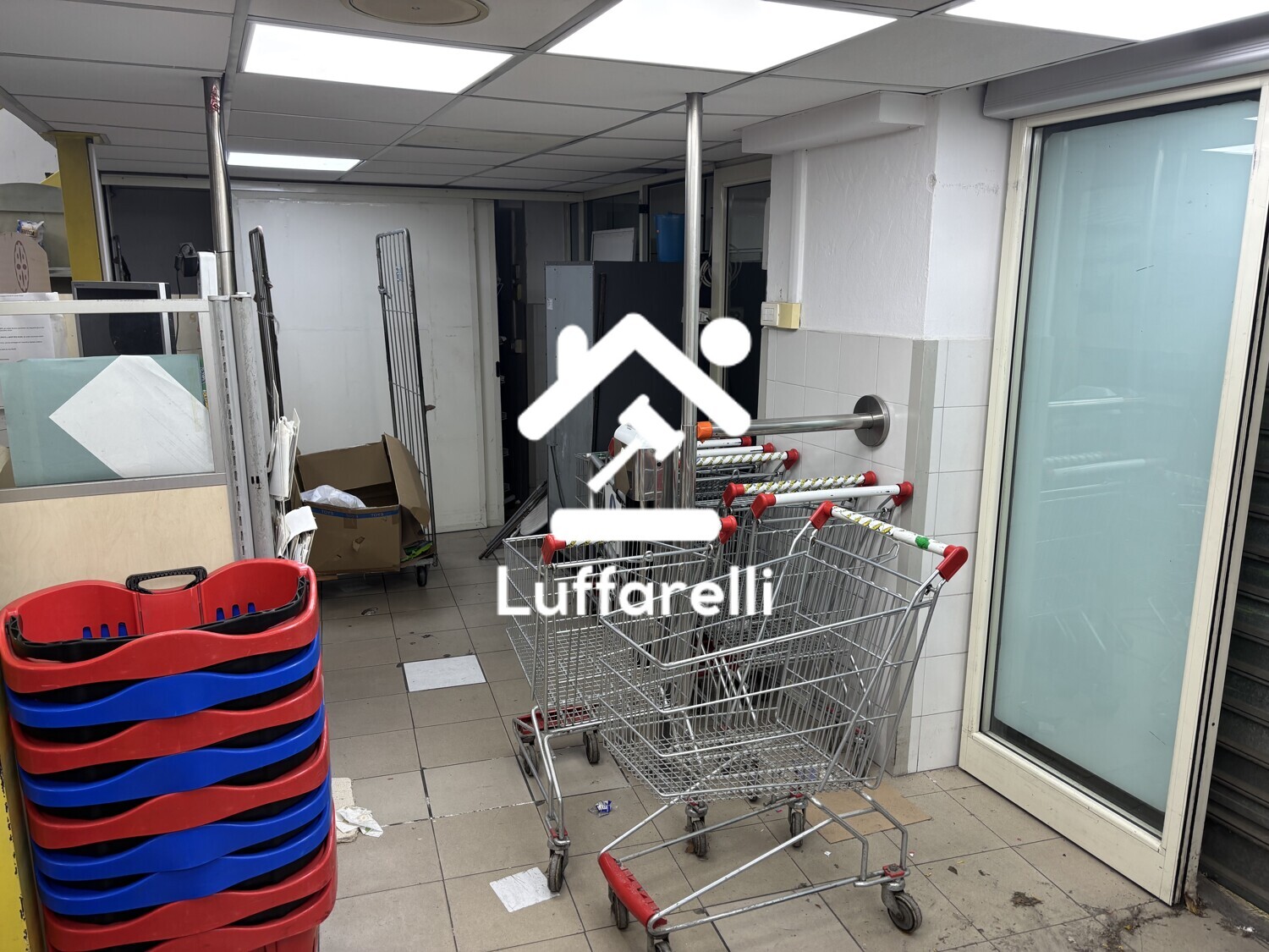Bene Generico – Il lotto comprende attrezzature commerciali varie per market… — foto 6