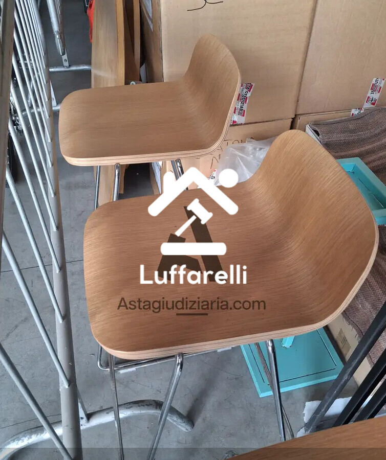 Arredi Da Ufficio E Varie – 28 SEDIE IN LEGNO 3 TAVOLI ROTONDI IN LEGNO CON 4 GAMBE 12… — foto 3