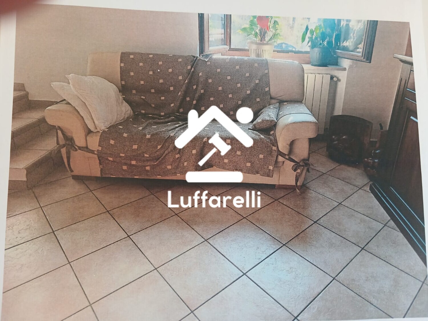 Mobili Da Casa E Varie – Tavolo rettangolare con n. 6 sedie in legno. Divano a 2 posti di… — foto 2