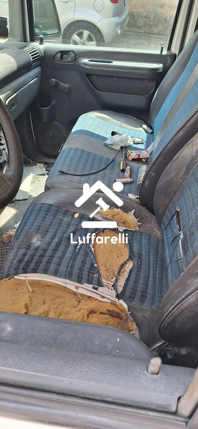Veicoli – Autoveicolo Fiat Scudo colore bianco. in stato di abbandono… — foto 5