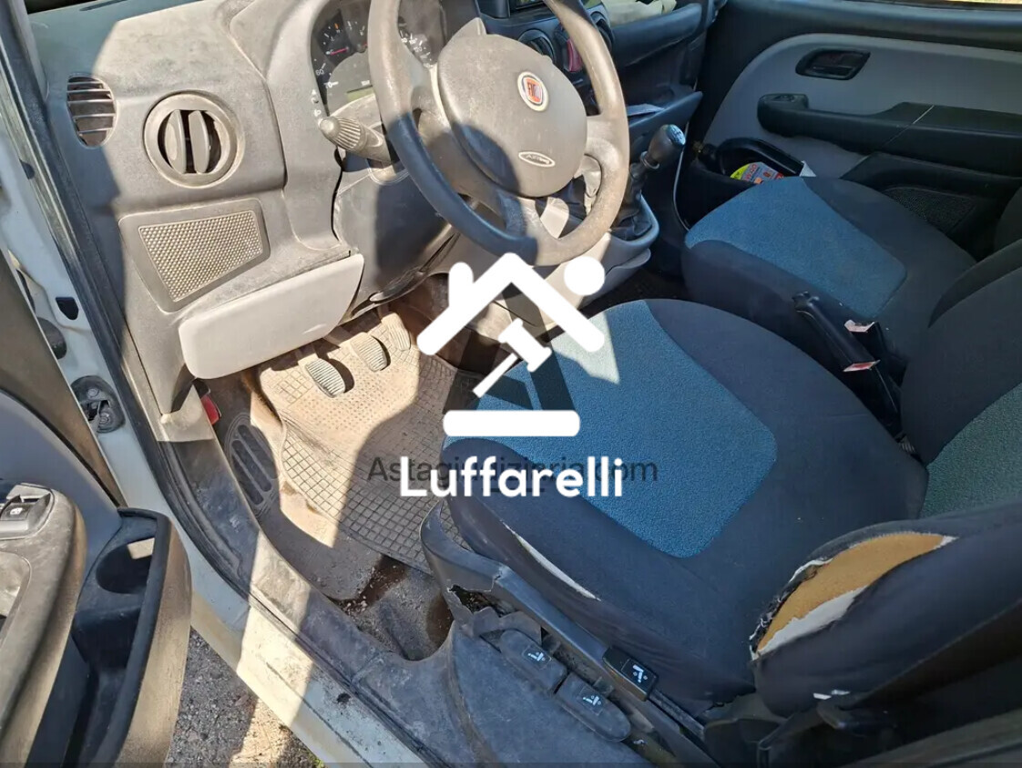 Automezzi Commerciali – N. 1 FURGONE FIAT DOBLO' TARGATO DY 380 HS, KM 70.000 CIRCA DA… — foto 5