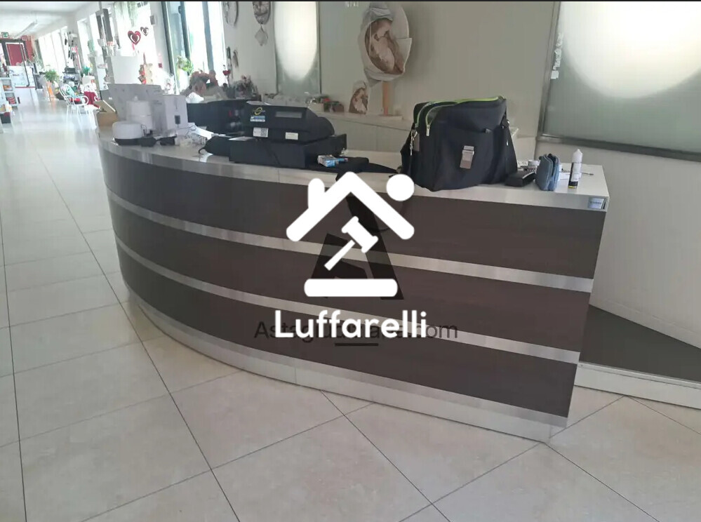 Attrezzature Varie – Banco cassa di forma circolare misure 595x223xh106cm con pedana… — foto 2