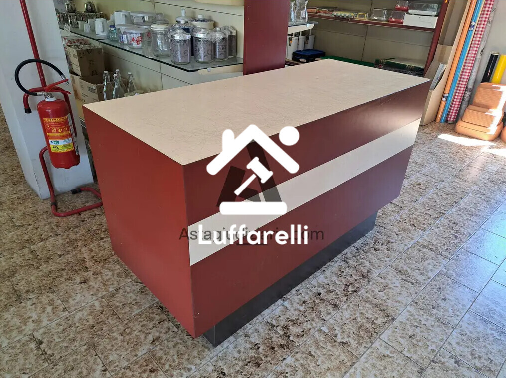 Attrezzature Varie – Bancone circolare diametro circa 240cm (esclusa la parte di… — foto 3
