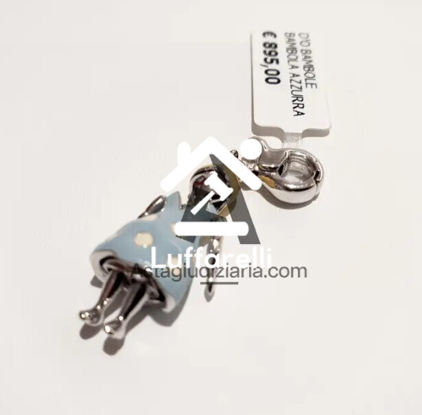 Preziosi – un charm a forma di bambola in oro bianco 18 kt e smalto azzurro… — foto 2