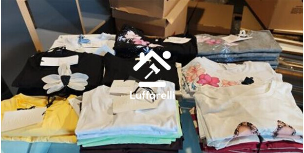 Abbigliamento E Calzature – Il lotto comprende circa 91 t-shirt da donna, in varie taglie e… — foto 2