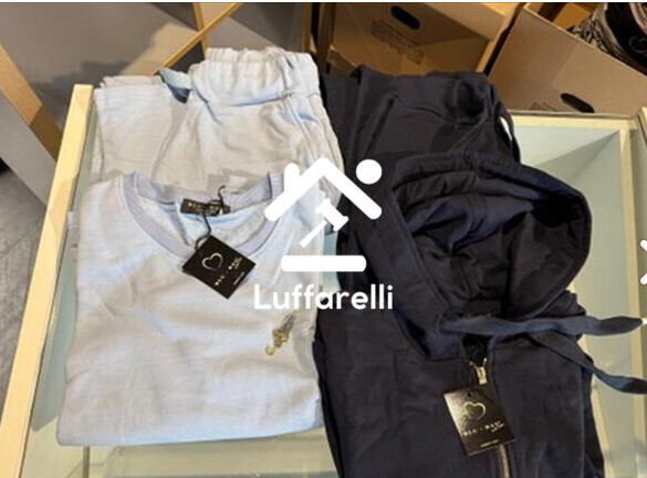 Abbigliamento E Calzature – Il lotto comprende circa 29 pezzi di abbigliamento donna, tra… — foto 4