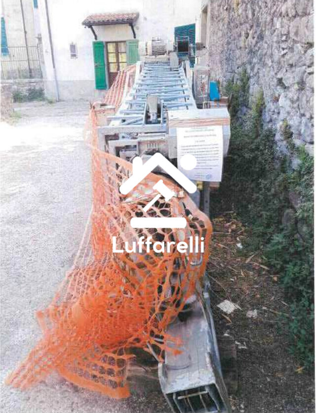Attrezzature Industriali – Il lotto comprende una gru a torre cinematica con portata di kg… — foto 2