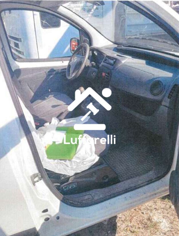 Veicoli – a) Automezzo: si tratta di un’ape quadriciclo b) Automezzo: si… — foto 2