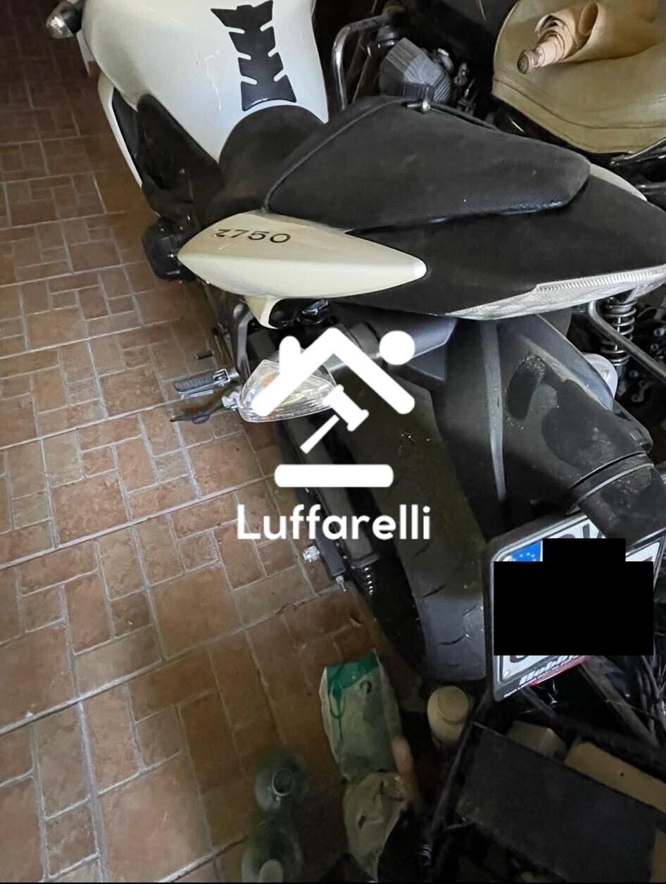 Motoveicolo O Ciclomotore – Il lotto comprende un motociclo Kawasaki ZR750L L 1°… — foto 4