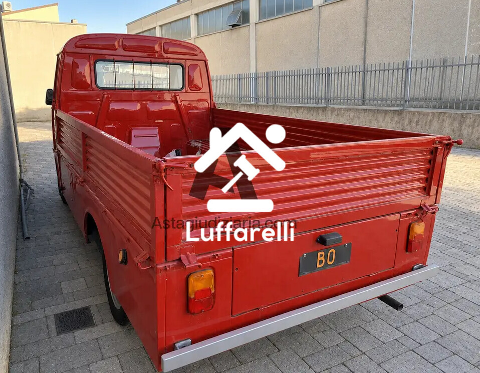 Veicoli – Il lotto comprende un furgone Fiat 241 con cassone… — foto 4