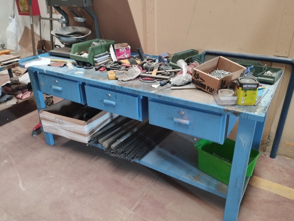 Attrezzature Ed Utensili – ATTREZZATURE E MACCHINARI PER L'ASSEMBLAMENTO DI LETTINI DA… — foto 3