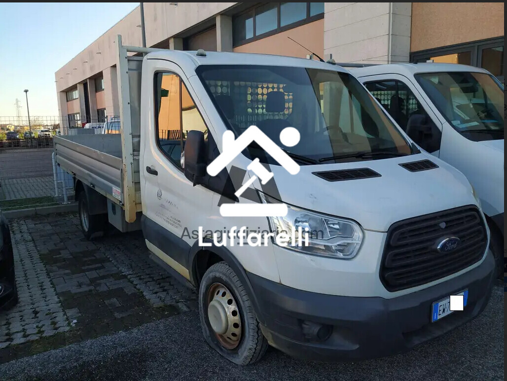 Veicoli – Il lotto comprende un autocarro Ford Transit, anno di… — foto 2