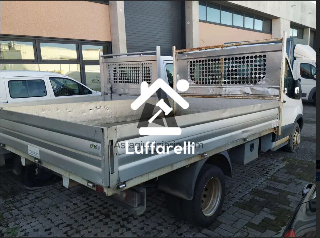 Veicoli – Il lotto comprende un autocarro Ford Transit, anno di… — foto 3