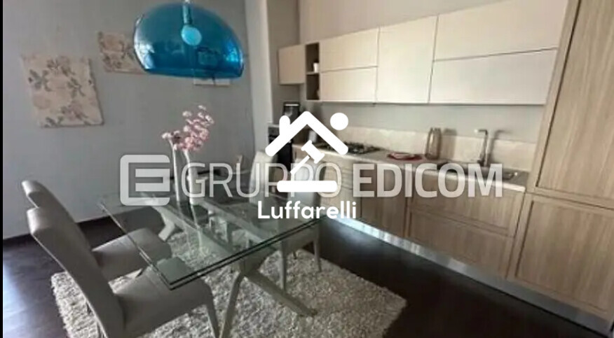 Mobili Da Casa E Varie – Il lotto comprende una cucina lineare con tavolo allungabile in… — foto 2