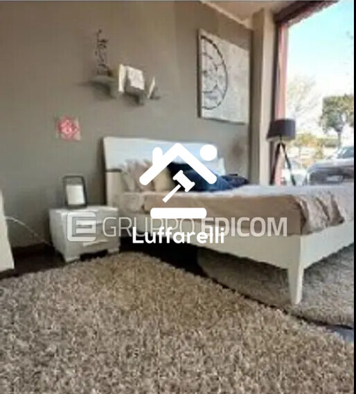 Mobili Da Casa E Varie – Lotto 2-A Camera da letto con letto matrimoniale e due comodini — foto 2