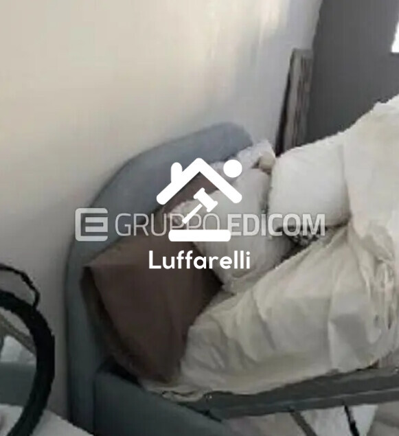 Mobili Da Casa E Varie – Il lotto comprende una camera matrimoniale composta da letto… — foto 4