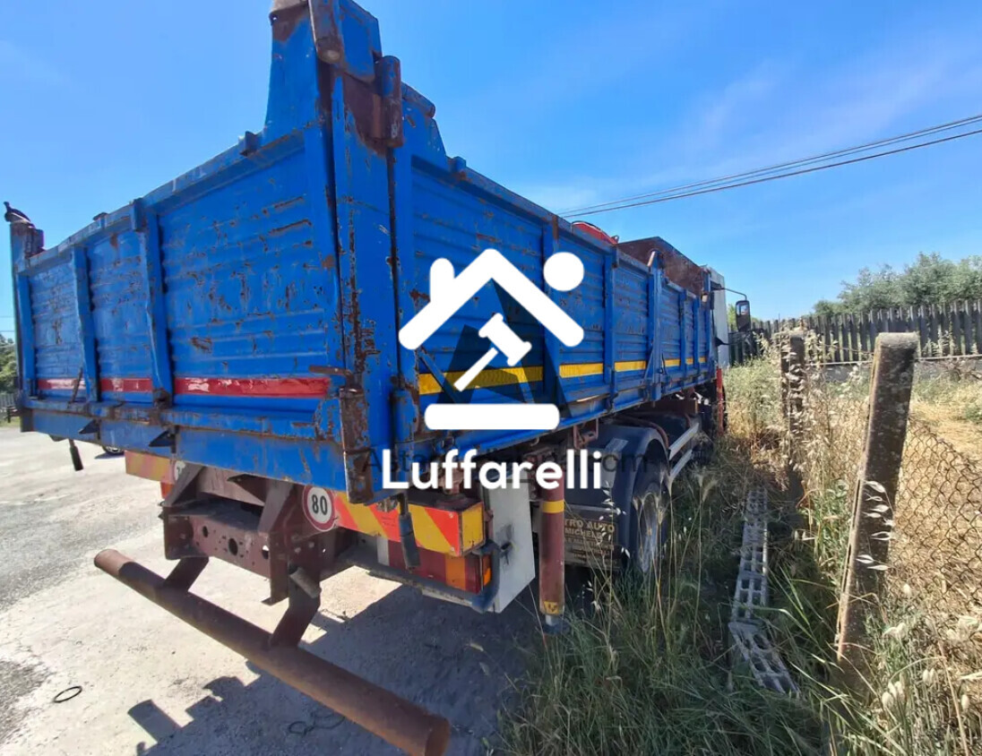 Automezzi Commerciali – Il lotto comprende un autocarro Iveco con cassone ribaltabile… — foto 2