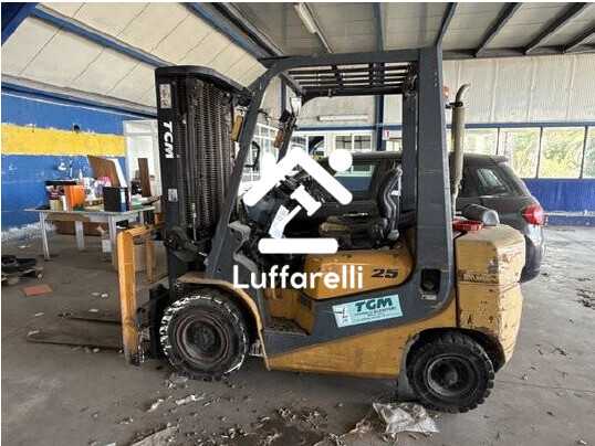 Automezzi Commerciali – Il lotto comprende due trattori stradali a due assi Iveco: il… — foto 3
