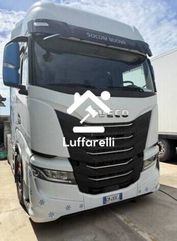 Automezzi Commerciali – Il lotto comprende due trattori stradali a due assi Iveco: il… — foto 2
