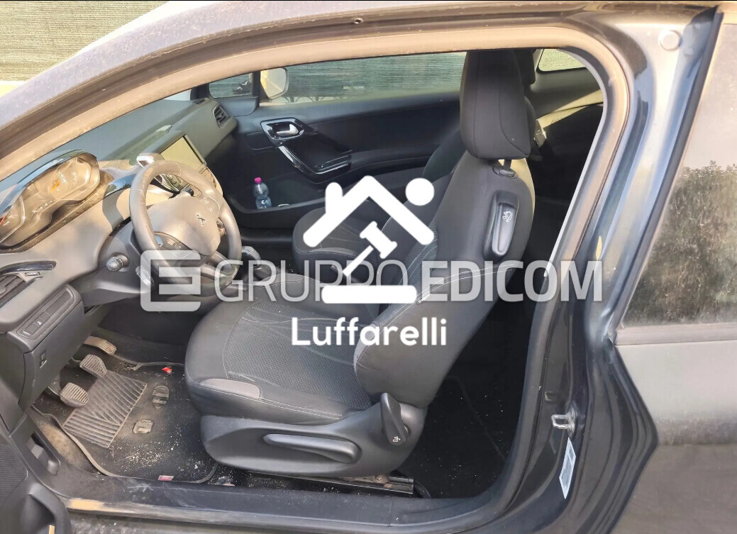 Autovetture – In vendita un'autovettura Peugeot 208, immatricolata il… — foto 4