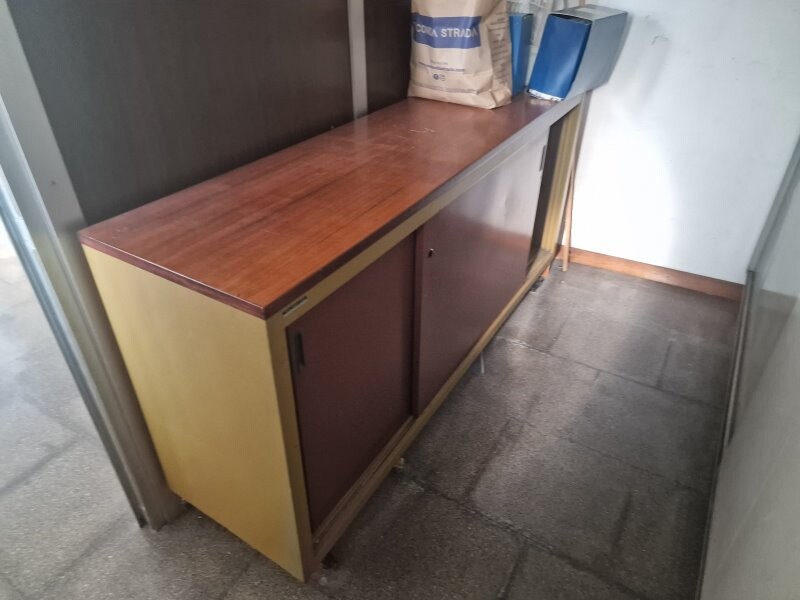 Arredi Da Ufficio E Varie – Il lotto comprende arredi vari destinati a un locale posto sotto… — foto 5