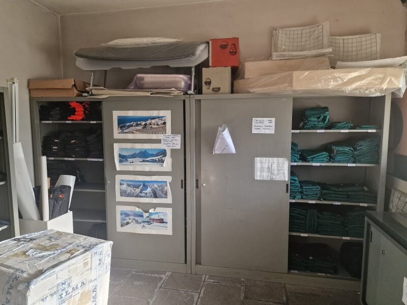 Arredi Da Ufficio E Varie – Il lotto comprende arredi vari destinati a un locale posto sotto… — foto 8