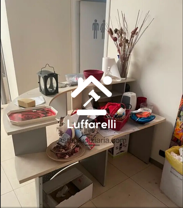 Arredi Da Ufficio E Varie – Il lotto comprende arredi e attrezzature da ufficio, tra cui… — foto 8