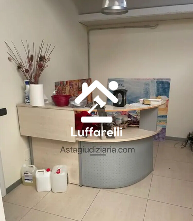 Arredi Da Ufficio E Varie – Il lotto comprende arredi e attrezzature da ufficio, tra cui… — foto 9