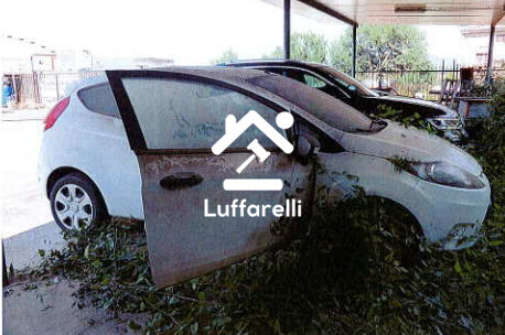 Automezzi Commerciali – Il lotto comprende due automezzi commerciali: un autocarro Ford… — foto 2