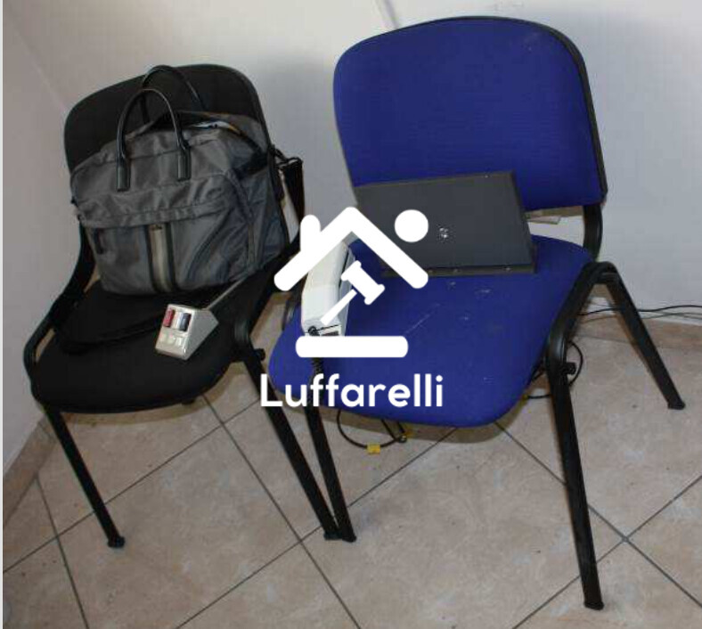 Elettrodomestici – Il lotto comprende mobili e arredi d'ufficio: una scrivania in… — foto 3