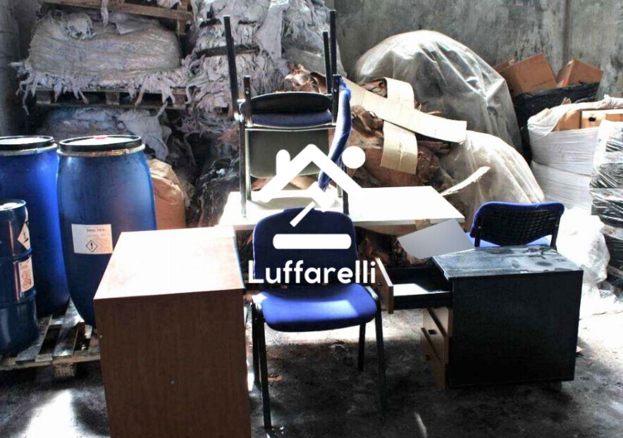 Elettrodomestici – Il lotto comprende mobili e arredi d'ufficio: una scrivania in… — foto 2
