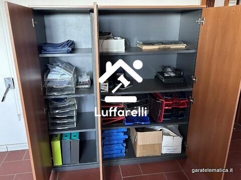 Arredi Da Ufficio E Varie – Il lotto comprende un ampio insieme di arredi e attrezzature per… — foto 2