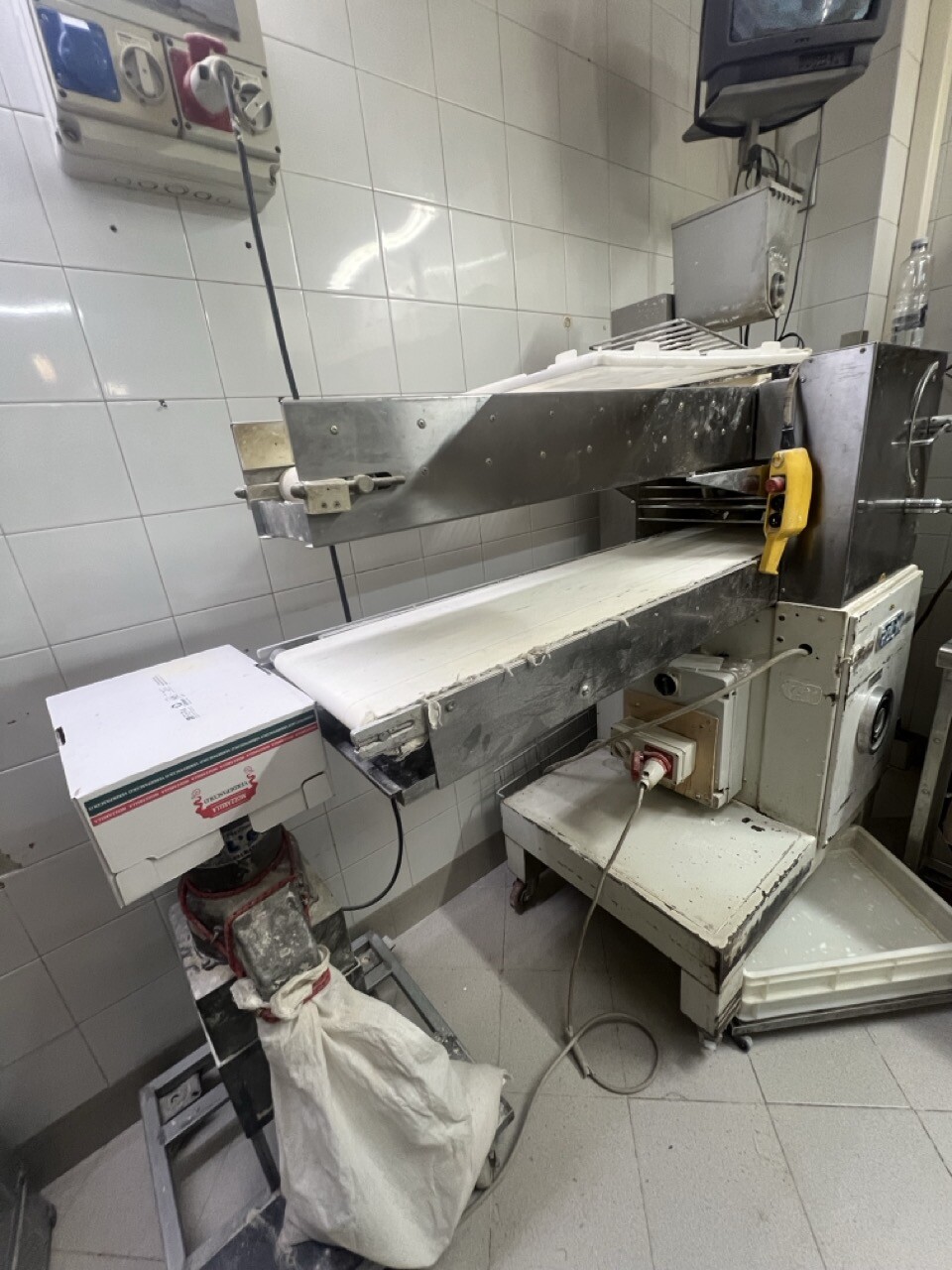 Macchinari Per L'Industria Alimentare E Conserviera – Il lotto comprende una macchina spezzatrice per uso alimentare… — foto 3