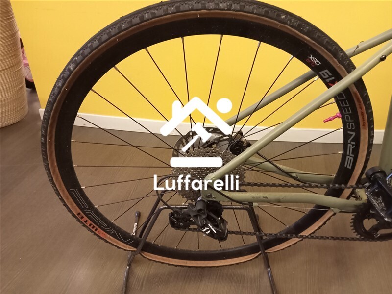 Veicoli – BICICLETTA GRAVEL verde, marcata Ciclofficina, con ruote da 28… — foto 4