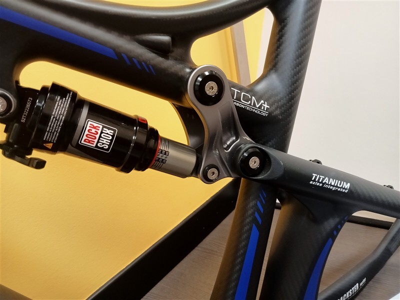 Veicoli – TELAIO PER MOUNTAIN BIKE (PRESUMIBILMENTE) IN CARBONIO, nero e… — foto 3