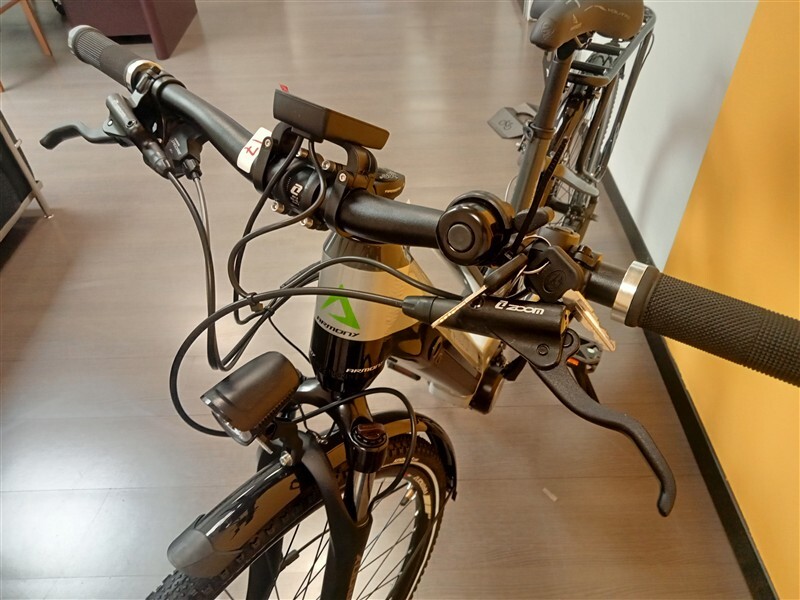 Veicoli – BICICLETTA ELETTRICA DA TREKKING grigia, con ruote da 28, marca… — foto 3