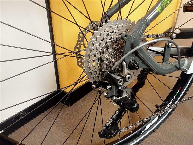 Veicoli – BICICLETTA ELETTRICA DA TREKKING grigia, con ruote da 28, marca… — foto 2