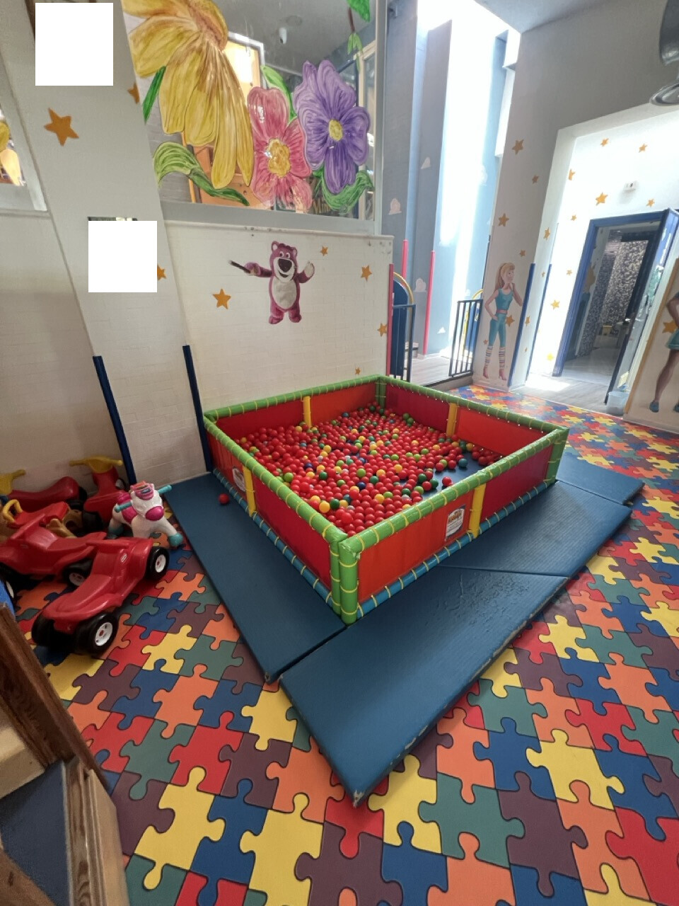 Mobili E Arredo Per Ufficio – Piscina per ludoteca, struttura in plastica colorata a forma… — foto 2