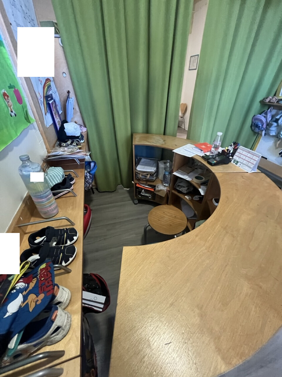 Mobili E Arredo Per Ufficio – Mobile ingresso/bancone composto da due pezzi in legno chiaro… — foto 2