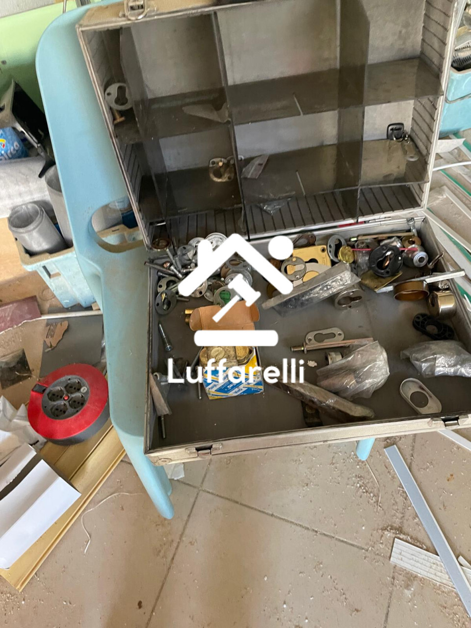 Bene Generico – Il lotto comprende arredi per ufficio e attrezzatura varia. — foto 3