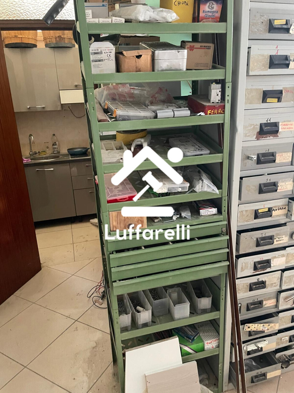 Bene Generico – Il lotto comprende arredi per ufficio e attrezzatura varia. — foto 7