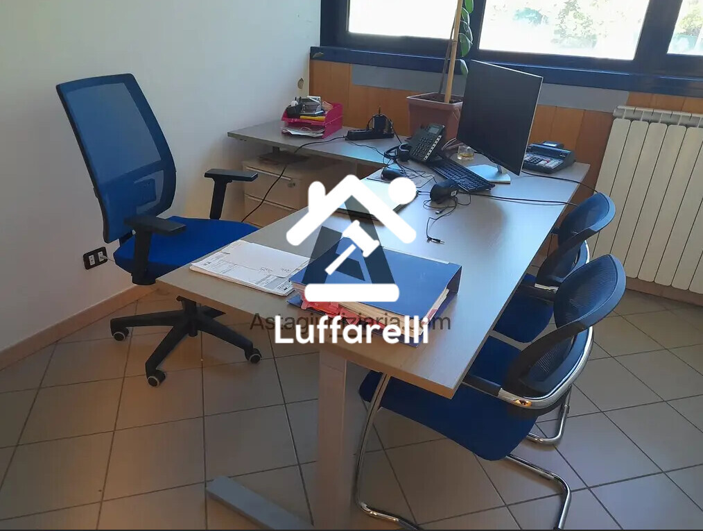 Attrezzature Ed Utensili – Il lotto comprende arredi e attrezzature da magazzino: una… — foto 3