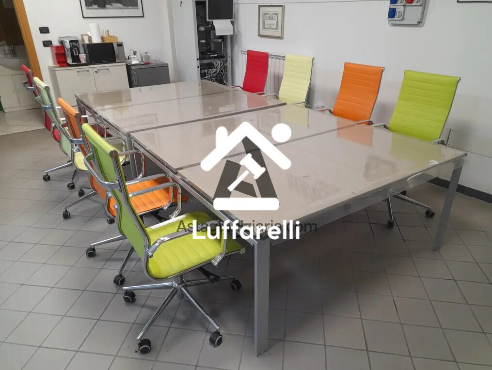 Attrezzature Ed Utensili – Il lotto comprende arredi e attrezzature da magazzino: una… — foto 4