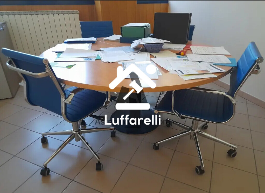 Attrezzature Ed Utensili – Il lotto comprende arredi e attrezzature da magazzino: una… — foto 5