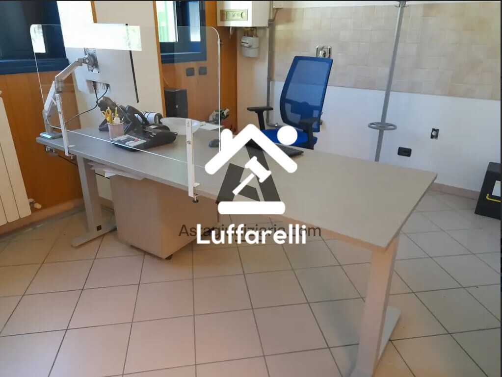 Attrezzature Ed Utensili – Il lotto comprende arredi e attrezzature da magazzino: una… — foto 6