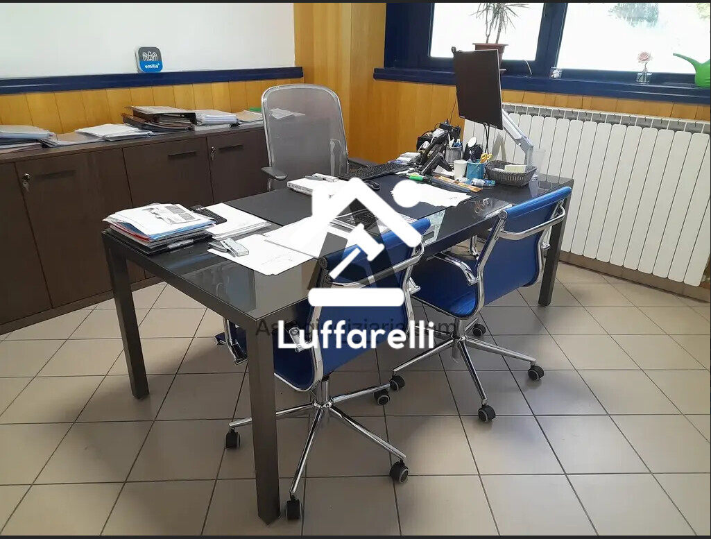 Attrezzature Ed Utensili – Il lotto comprende arredi e attrezzature da magazzino: una… — foto 9